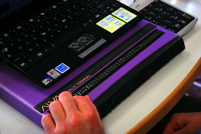 Photographie d'un afficheur braille électronique (credit: Sebastien.delorme / CC BY-SA (https://creativecommons.org/licenses/by-sa/3.0) Photographie d'un afficheur braille électronique
